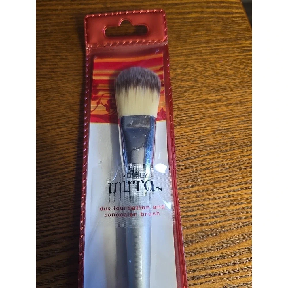 Daily Mirra DUO FOUNDATION &‎ CONCEALER Brush SEALED!